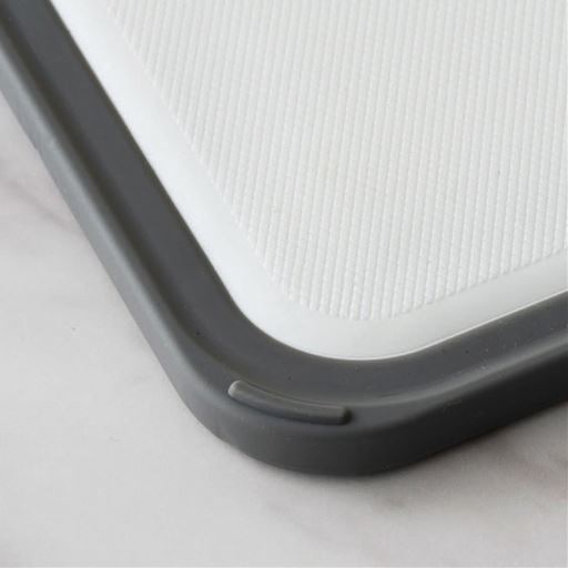 すべり止め&汁漏れスリット付き。