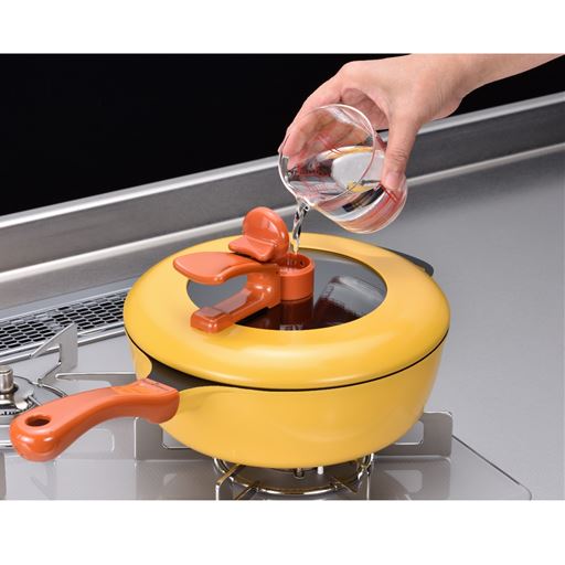 蓋を開けずに差し水できるので素材の旨味を逃しません。