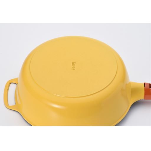 底面にはremyのロゴがついています。