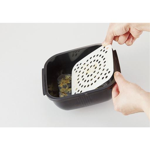 料理から出る不要な油分や水分を落とすマルチプレート付き。