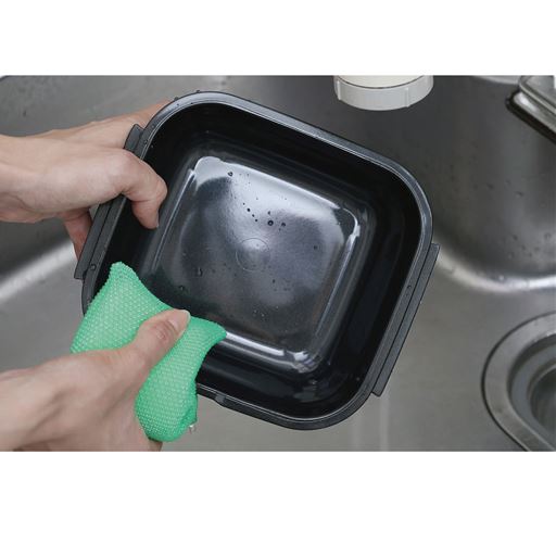 そのまま食卓に出せ、冷蔵保存もOK!他の調理器具を使う必要がなく、洗い物も減らせます。