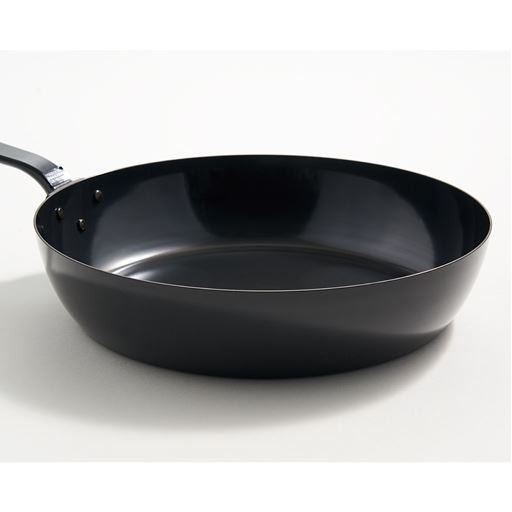 適度な深さがあるので、揚げ焼きや炒め煮、簡単な煮込み料理まで、さまざまな調理に対応。