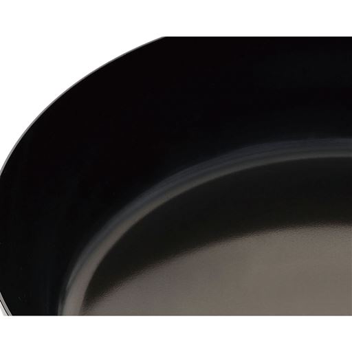 錆びにくく熱効率に優れたブルーテンパー材。表面の細かい凹凸に油が良くなじみます。