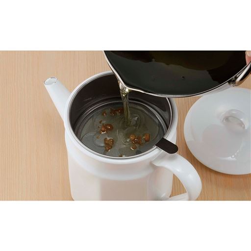 口径が大きく使いやすい設計。揚げカスを逃さないメッシュフィルター付き。