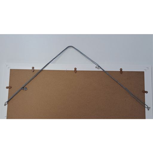 壁にかけられるひも付き。