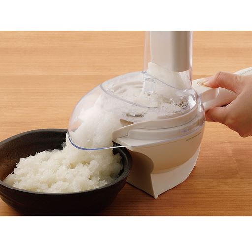 指定の大きさにカットした大根を投入口に入れ、出口の下にボウルなどの受け皿をセットします。大根を押し込み棒で押さえながら電源スイッチ入れれば、ふわふわで口当たりの良い大根おろしの完成です。