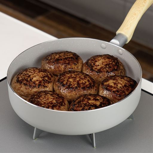 いつもと同じサイズでも、いつもよりたくさんの量を調理できる底面広々・ボリューム自慢のフライパン。