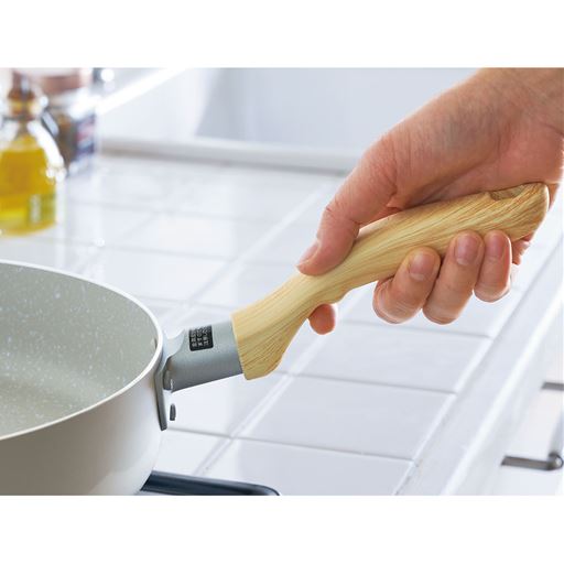 木目調の見た目もオシャレなハンドルは、表面をシリコンでコーティングして握り心地よく。