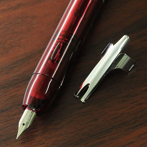 付属のクリップツールを使って、クリップを取り外すことができます。