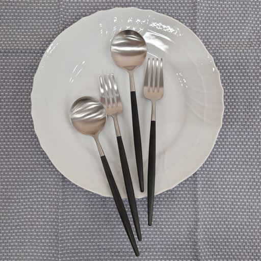 ポルトガルの世界的メーカー「クチポール」のディナースプーンとフォークのセット。<br>※お皿は付属しません