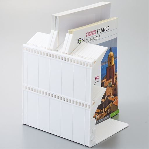 抜き取ったところのストッパーだけが下がり、隣の本が倒れないので、戻す場所が分かりやすい。