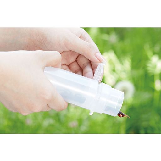 掃除機から本品を外し、仕切り板を回転させて虫を逃がします。