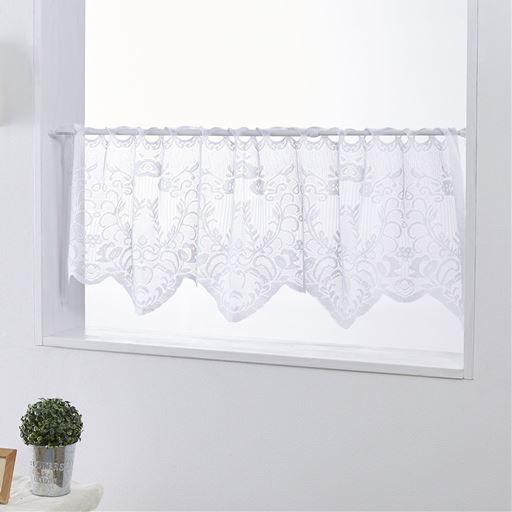 使用例 ※商品は突っぱりポールです。<br>小窓のカフェカーテンに。