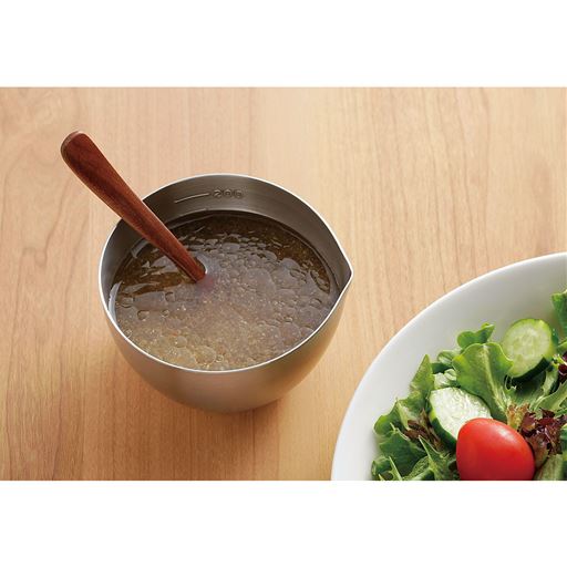 9cm使用例 目盛りを使ってドレッシング作りにも。