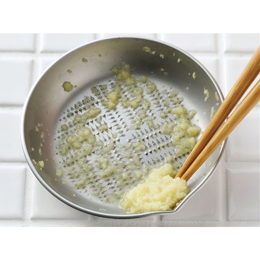 おろした食材はフチに溜まるので、箸でクルッと集めやすい。