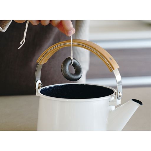 ドーナツのような形状で箸を引っ掛けやすく、紐も取り付けやすい。