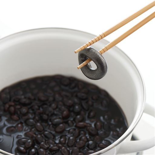 黒豆煮の鍋に入れればツヤのある仕上がりに