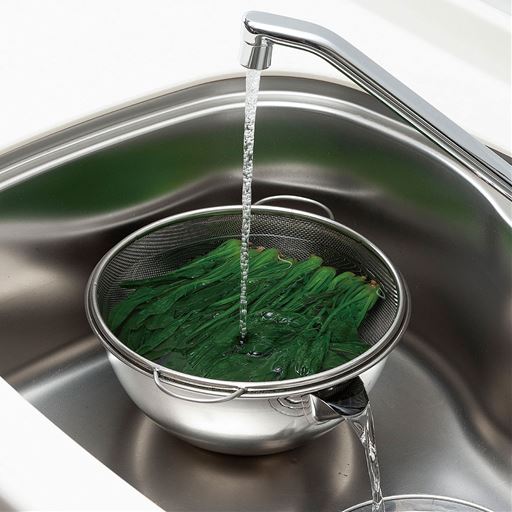 横口から余分な水が流れ出ます