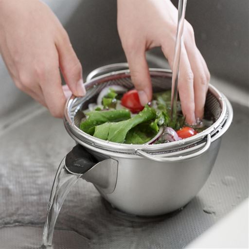 15cm使用例 横口から余分な水が流れるので、水道水を流しながら食材を洗っても、ボウルから溢れ出にくいです。<br>セットのザルを使えば、水切りも楽にできます。