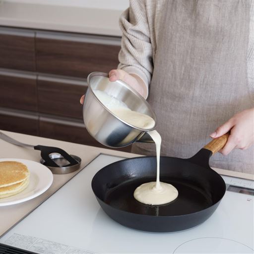 15cm使用例 卵液やホットケーキの生地などをフライパンにスムーズに注げる横口付き。注ぐ量が調節しやすく、思った通りのところに注げます。