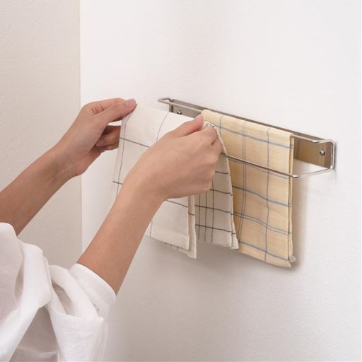 上段・下段でふきんをかける位置が前後にずれてます。