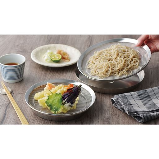 食材を広げて効率よく水切りできる脚付きの盆ザル
