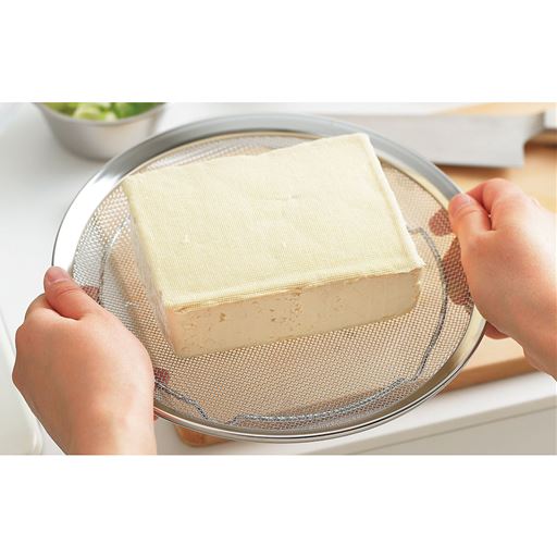 豆腐の水切りや油揚げの油抜きに。