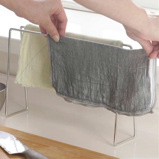 ふきんを横からサッと掛けられます。