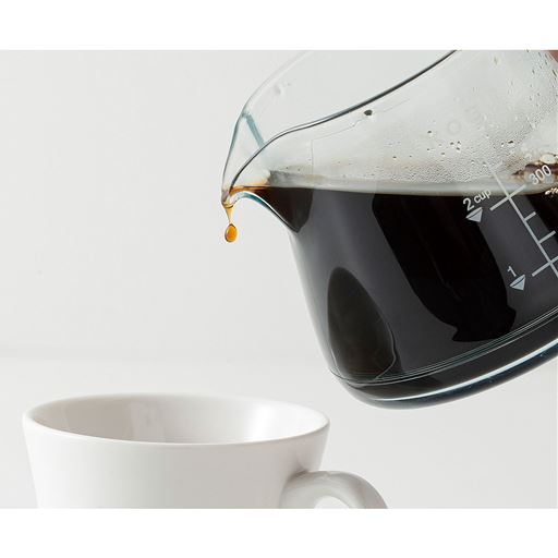 樹脂型だからできる液だれしにくい注ぎ口の形。カップへの注ぎ入れも安心。注ぐ湯量の目安になる目盛り付き。