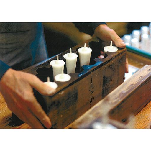 手造り和ろうそく 職人が一つ一つ丁寧に仕上げています。