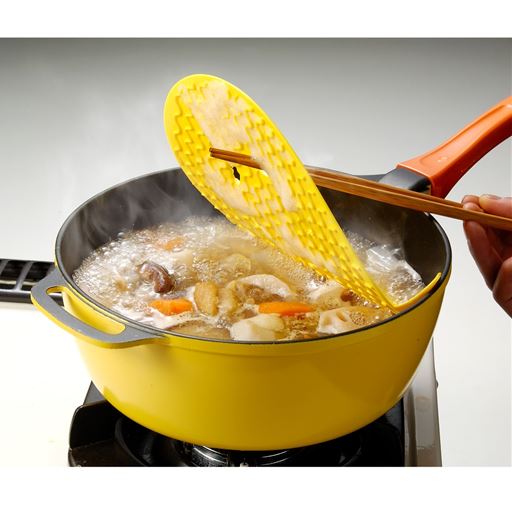 <アク取り>レミパンの形をした穴は、菜箸を引っ掛けて鍋から取るのに便利です