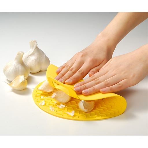 <にんにくピーラー>転がして、皮がむけます。