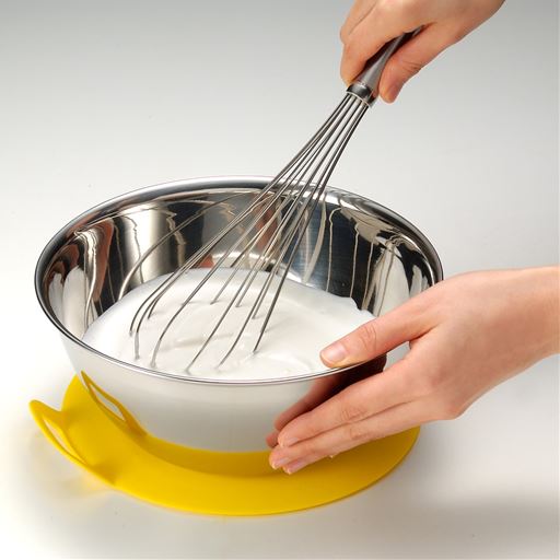 <ストッパー>ボウルの固定になり、かき混ぜる時に滑らず便利です。