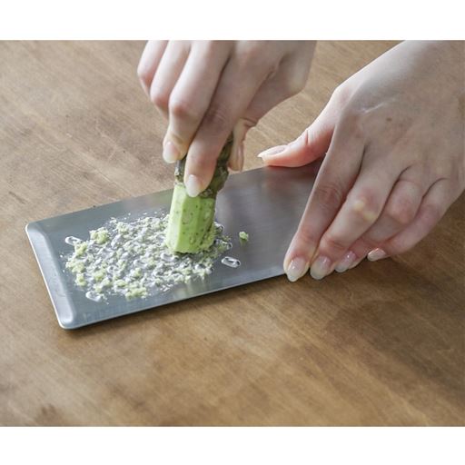 手を触れても痛くない突起を採用しているため、小さな食材も無駄なく、安全に最後まですりおろすことができます。