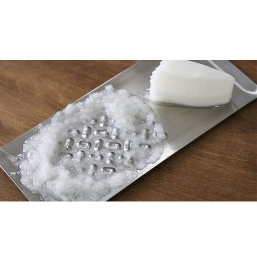 縁が立ち上がったお皿のような形状で、薬味が必要なときに必要な量だけおろしたい、というときにもぴったり。