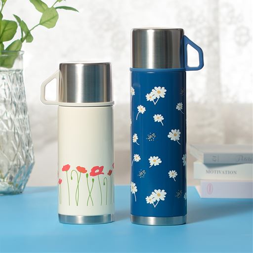 レトロ柄がかわいい、保冷保温のコップ付きボトル