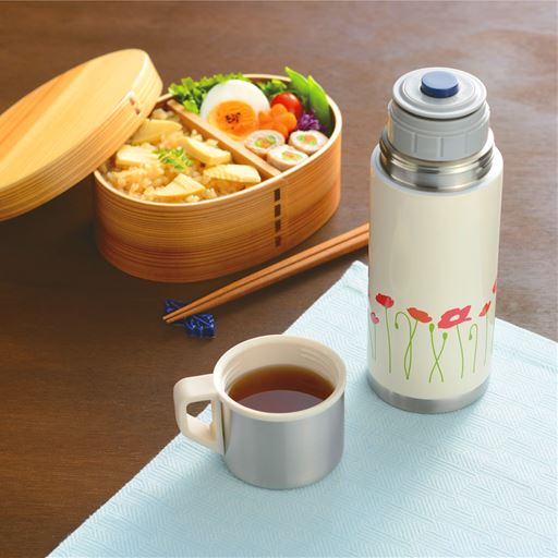 食事の時や温かい飲み物の時に便利なコップ付きのボトル