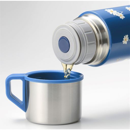 コップ付・ワンプッシュ開閉 ゆったり飲めるコップ付。 どの向きからでも注げる中線栓。