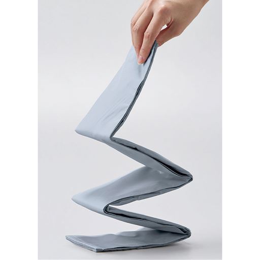 プリーツ加工でパタパタ折るだけで簡単にたためます。