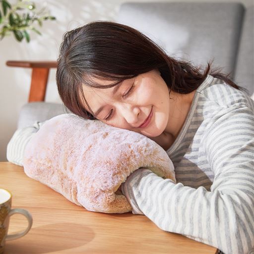 お湯不要!蓄熱式の湯たんぽ 手が入れられてふわふわで暖かい