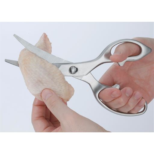 手羽先もスパッ! 鋳造づくりなので丈夫で、硬い食材を切る時も力を入れやすい!