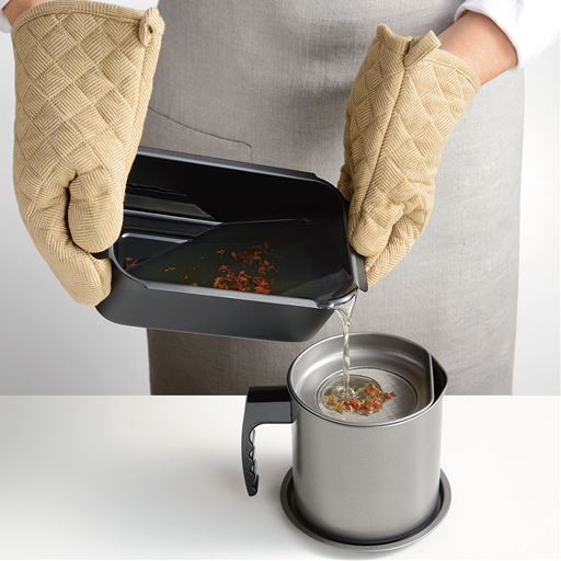 角から注げる オイルポットにラクに注げます。