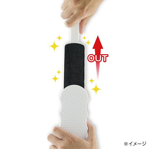 ケースにブラシを差し込むだけでホコリがキレイに取り除ける!