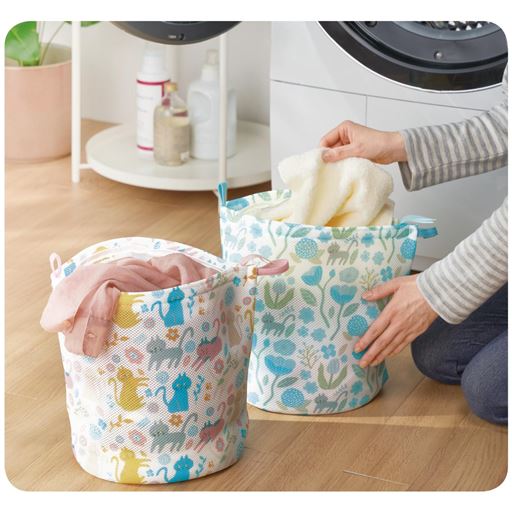 (左から) A (のるニャンズ)・B (フラワー)<br>衣類を保護しながらやさしく洗えるランドリーネットです。