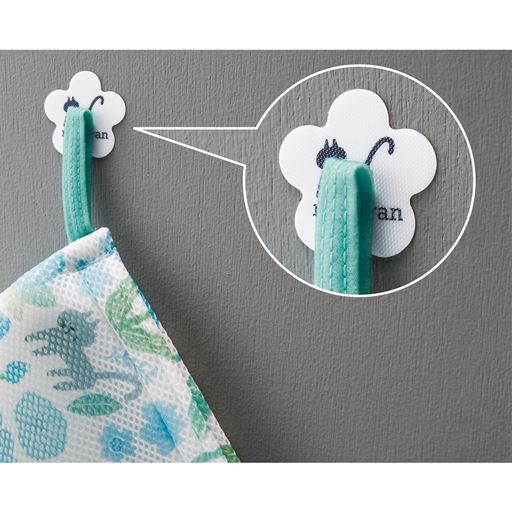 壁に貼るだけでくっつく便利なキャッチフック付き。