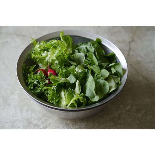 縁は一枚のステンレス板をくり抜いて作ったので、つなぎ目がなく洗いやすいです。※ボウルはWF-6916