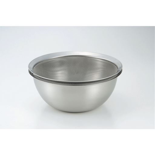 WF-6916のボウルと重ねた時、ざるを手早く持ち上げることができるよう隙間ができる設計にしています。