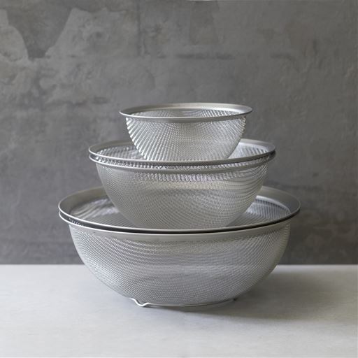 足付きなので、調理台から浮くので清潔を保てます。足をボウルの縁に掛けて斜めにしておくと、更に早く水切りができます。