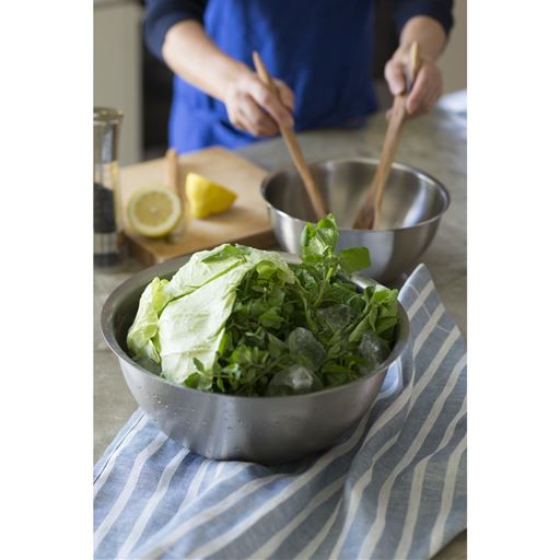 持ちやすく、洗いやすく、シンプルな形状のなかに使いやすさのための工夫が詰まったボウルです