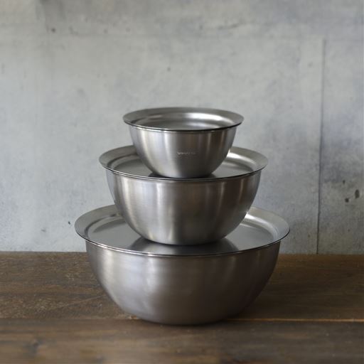 ボウルにプレート(WF-6917)で蓋をすれば保存容器として使え、重ねられるので省スペースで調理台が広く使えます。